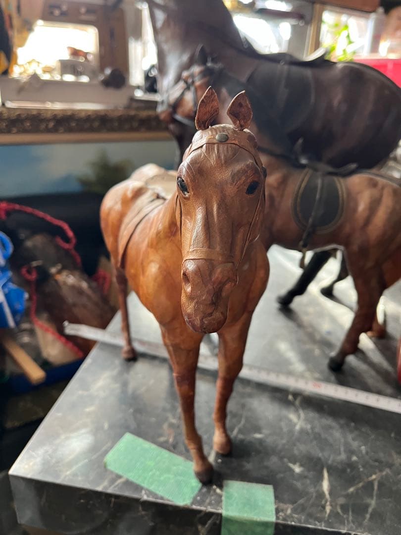 レザーホース、 馬の置き物、 鞍付きレザーホース、 革製の馬 - メルカリ