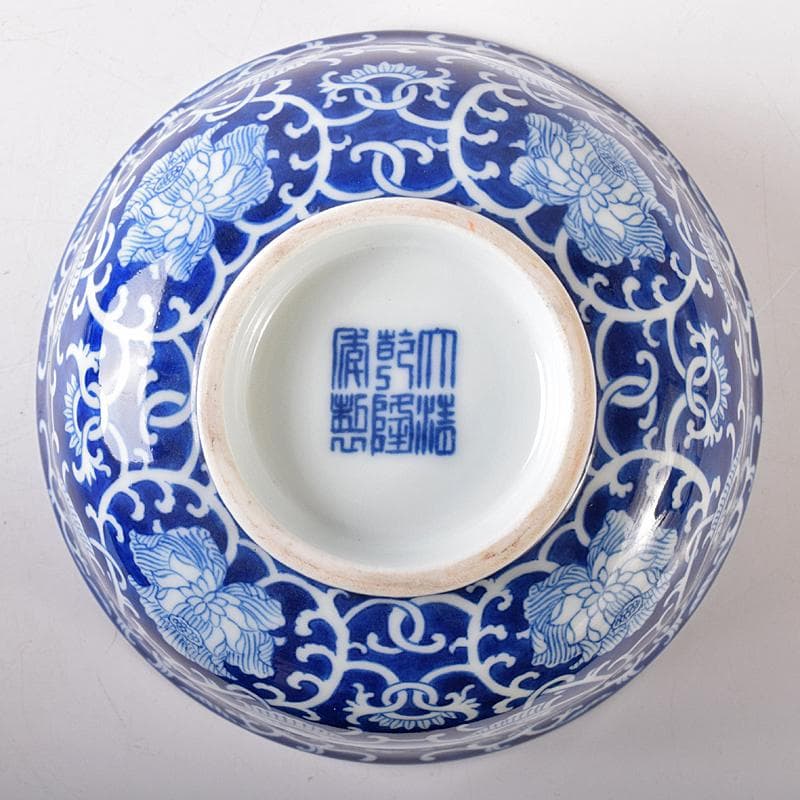 中国 大清乾隆年製款 青花 花唐草文碗 唐木台付 V R8362の通販はau PAY