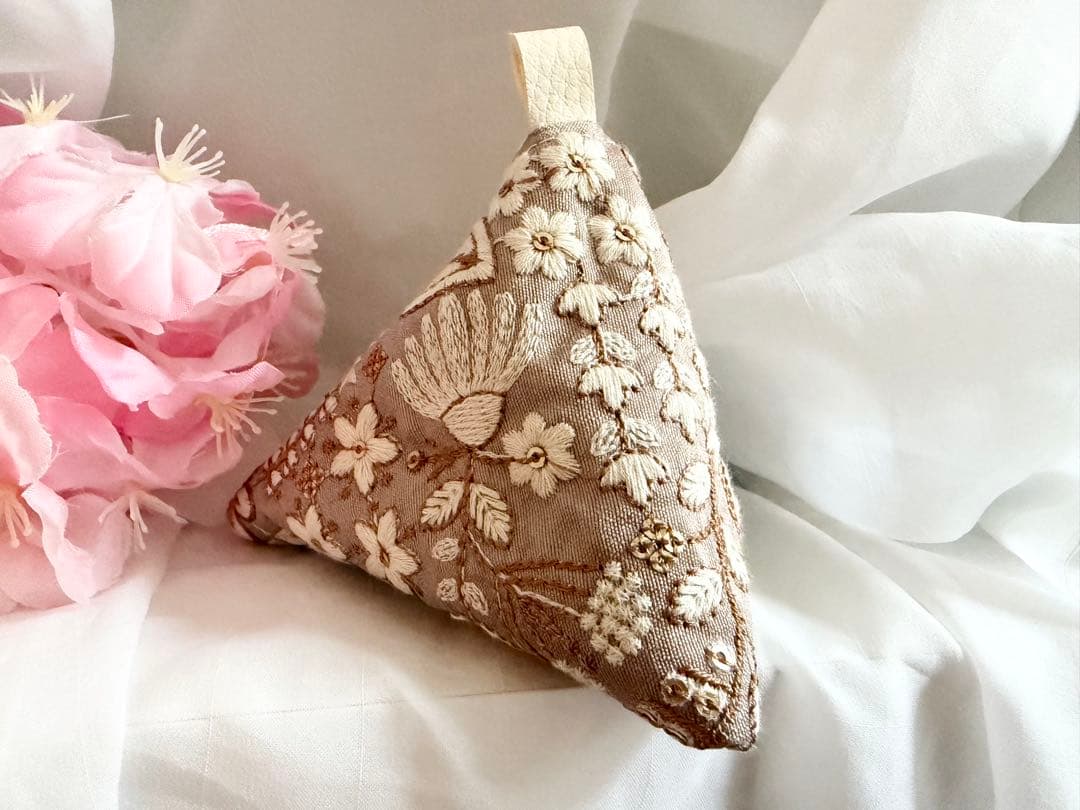 テトラポットポーチ 三角ポーチ インド刺繍生地 ブラウン No.102