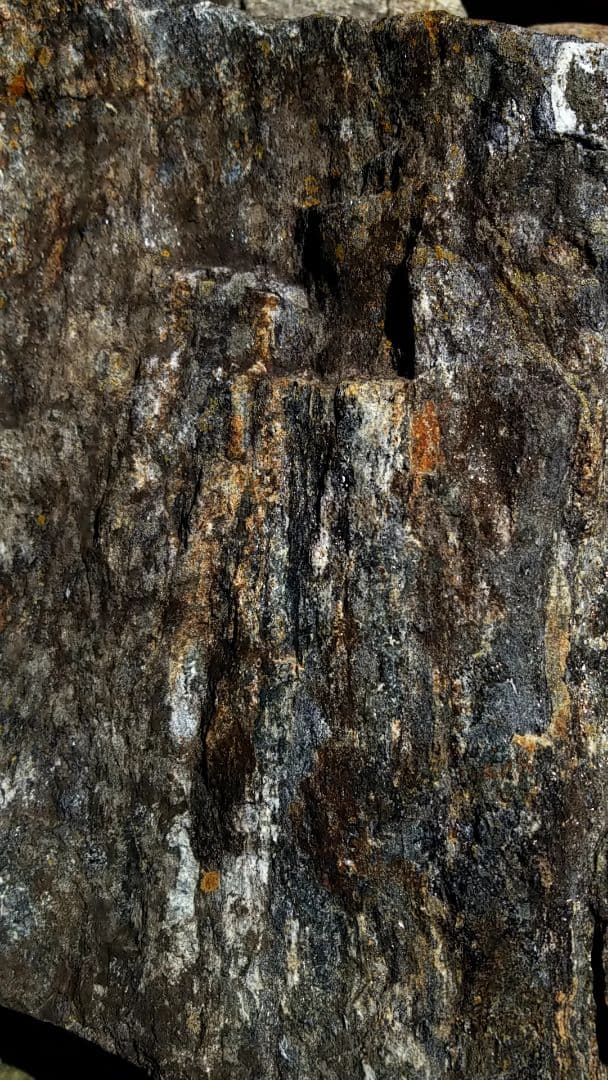 希少原石　大型　結晶片岩　シスト　庭石　ロックガーデン　ガーデニング　鉱物　原石