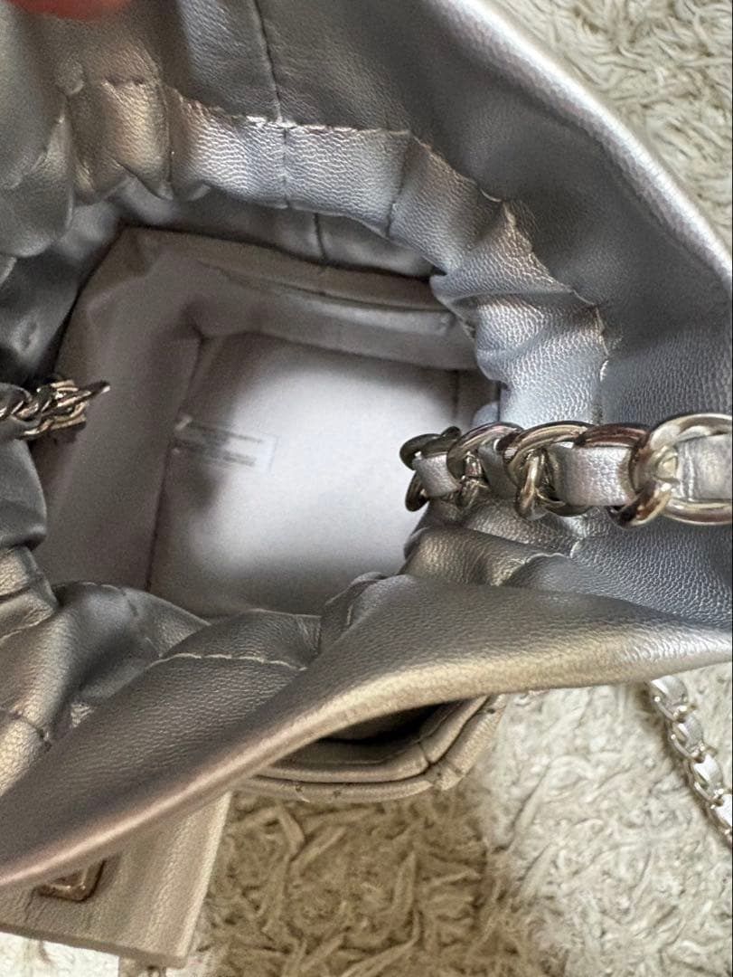 CHANEL ミニショルダーポーチ　ノベルティ　シルバー　キルティング　巾着