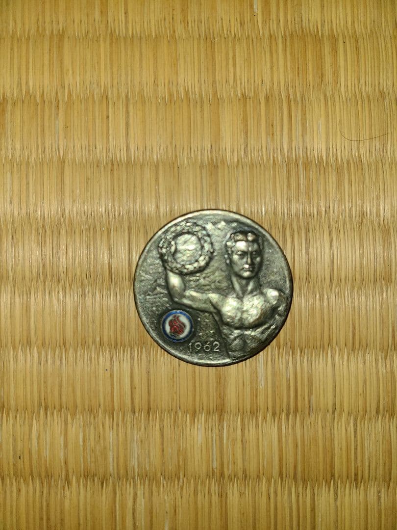 希少　骨董品：大日本帝国時代バッチ&オリンピック記念メダルおまけつき
