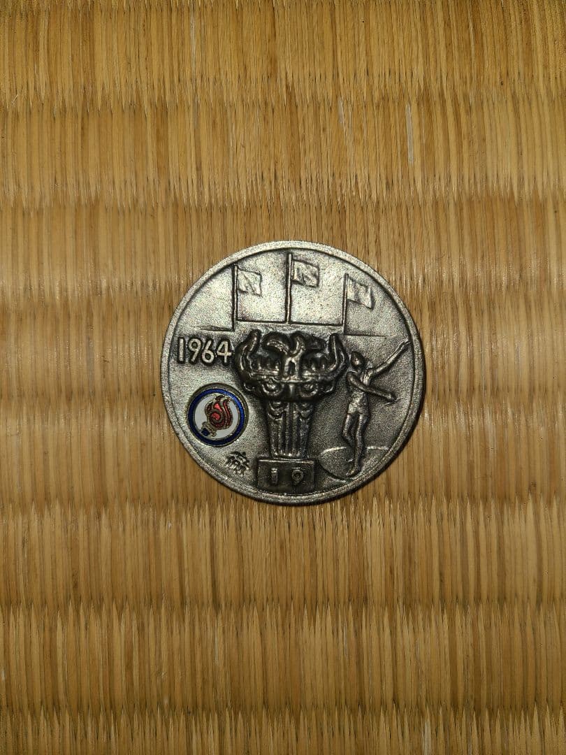 希少　骨董品：大日本帝国時代バッチ&オリンピック記念メダルおまけつき