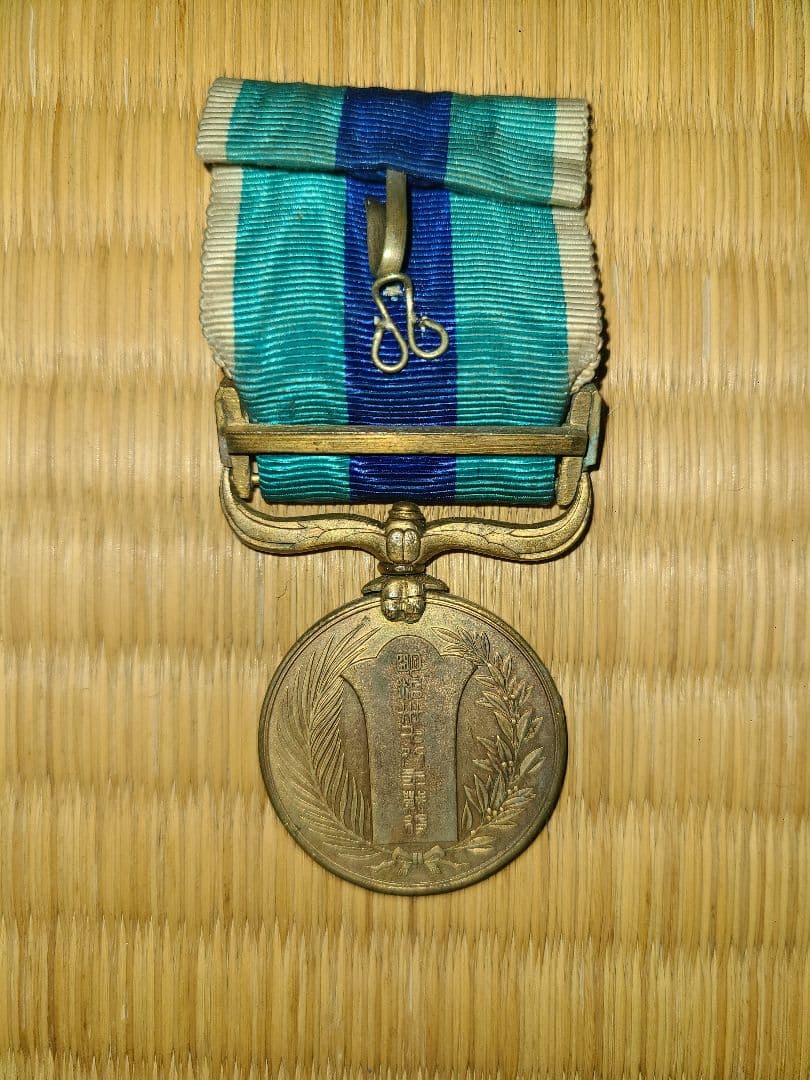 希少　骨董品：大日本帝国時代バッチ&オリンピック記念メダルおまけつき