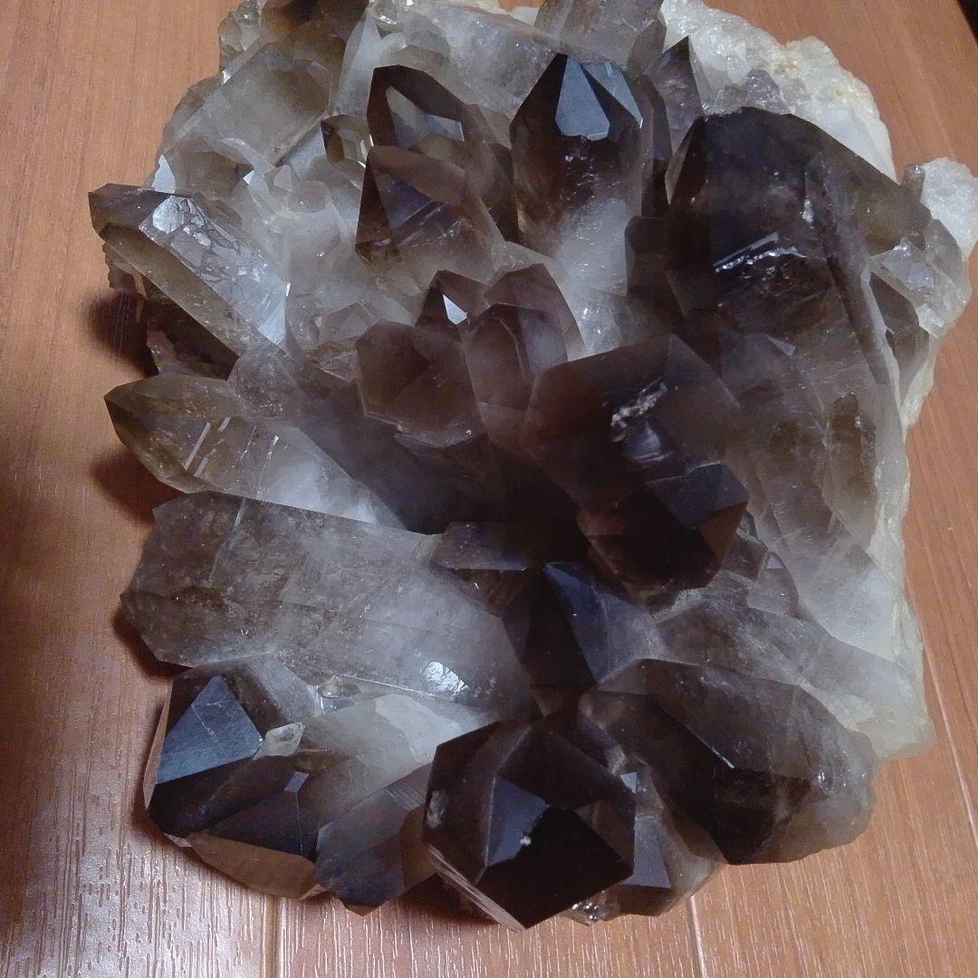 黒水晶 巨大クラスター 6.4kg（台座付き）