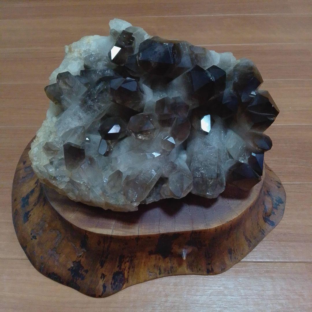 黒水晶 巨大クラスター 6.4kg（台座付き）