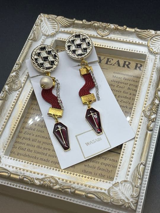 （ハロウィン）（送料無料）ブラックチェックとラインストーンとクロスのイヤリング