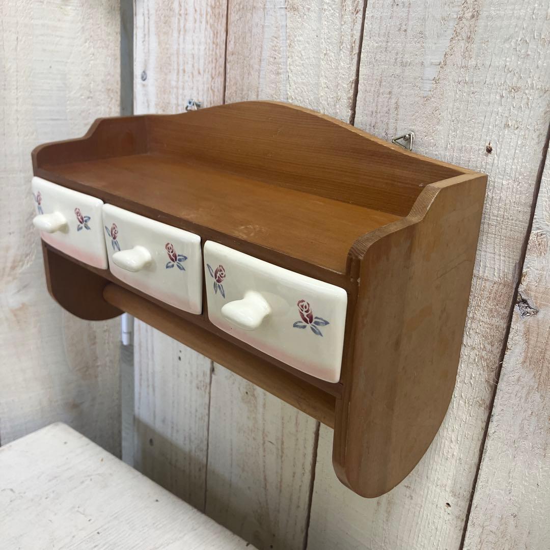 マニー ローズアンポショワール 木製壁掛け収納ラック陶器引き出しとタオルバーつき