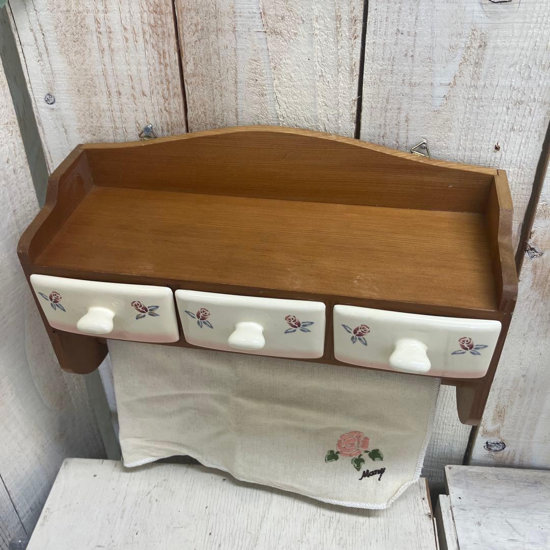 マニー ローズアンポショワール 木製壁掛け収納ラック陶器引き出しとタオルバーつき