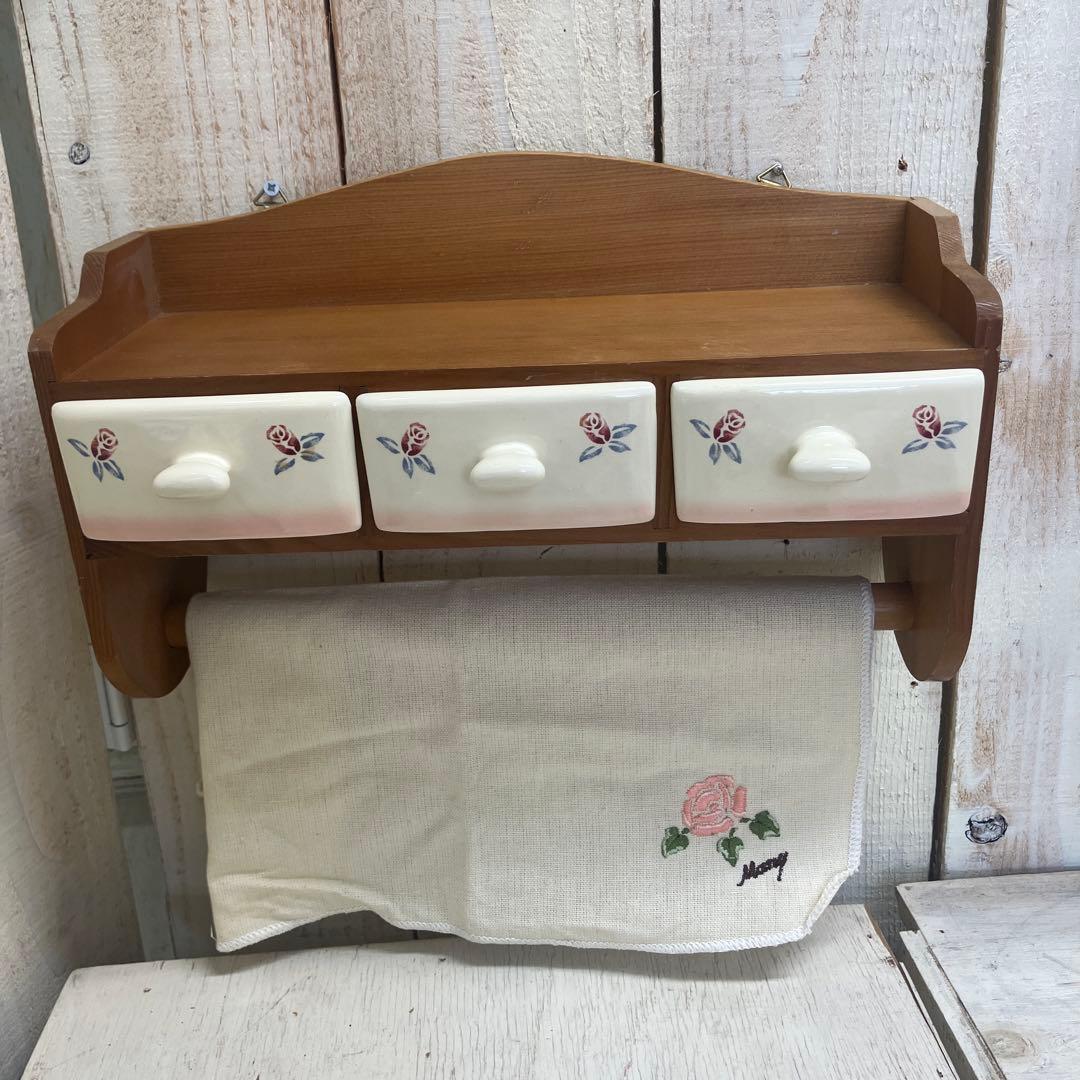 マニー ローズアンポショワール 木製壁掛け収納ラック陶器引き出しとタオルバーつき