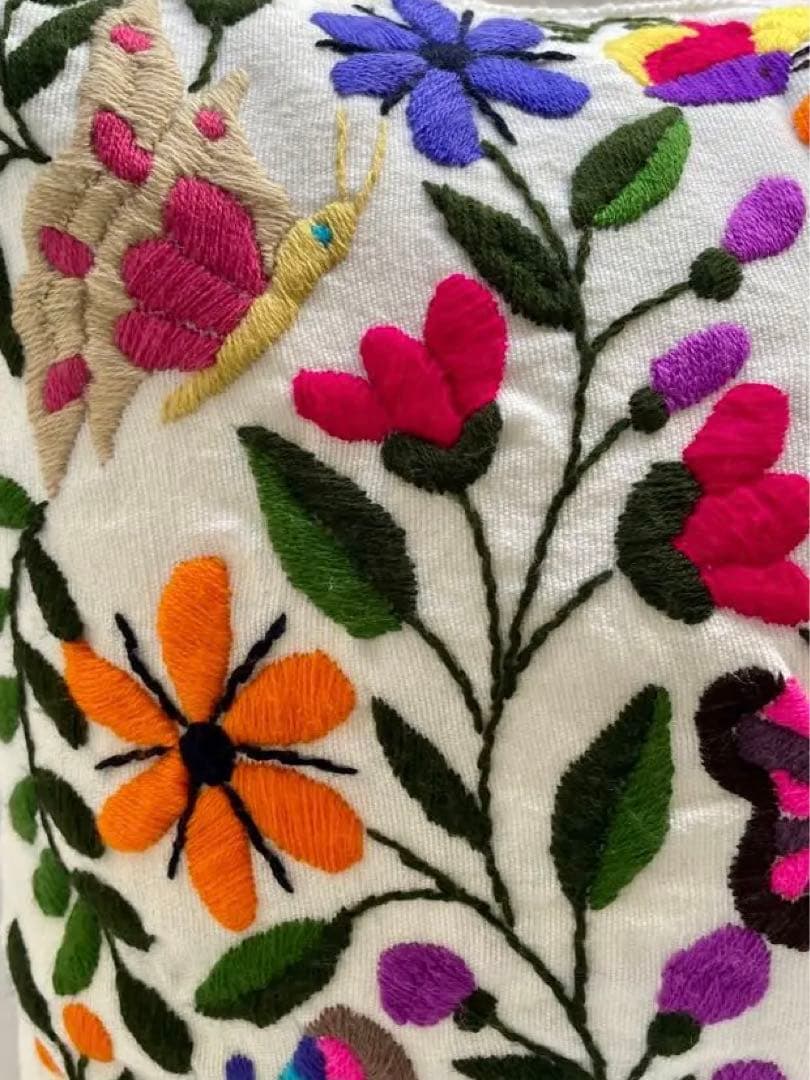 花と蝶のメキシコ伝統テナンゴ刺繍クッションカバー