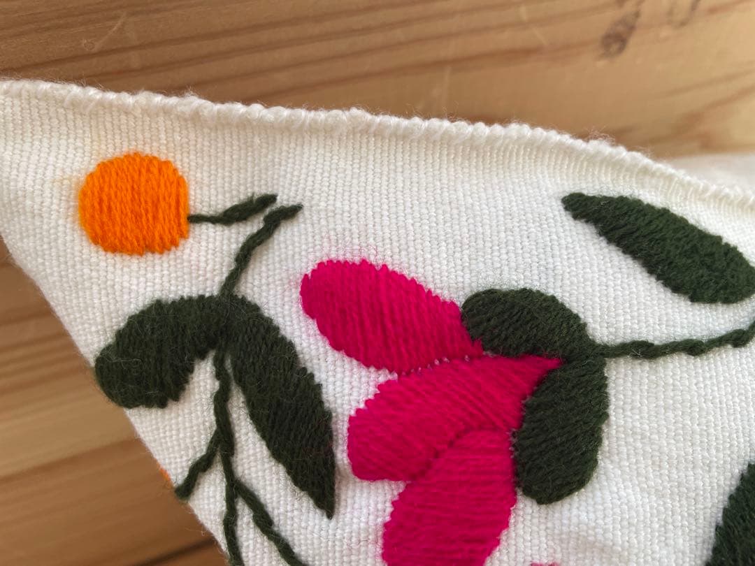 花と蝶のメキシコ伝統テナンゴ刺繍クッションカバー