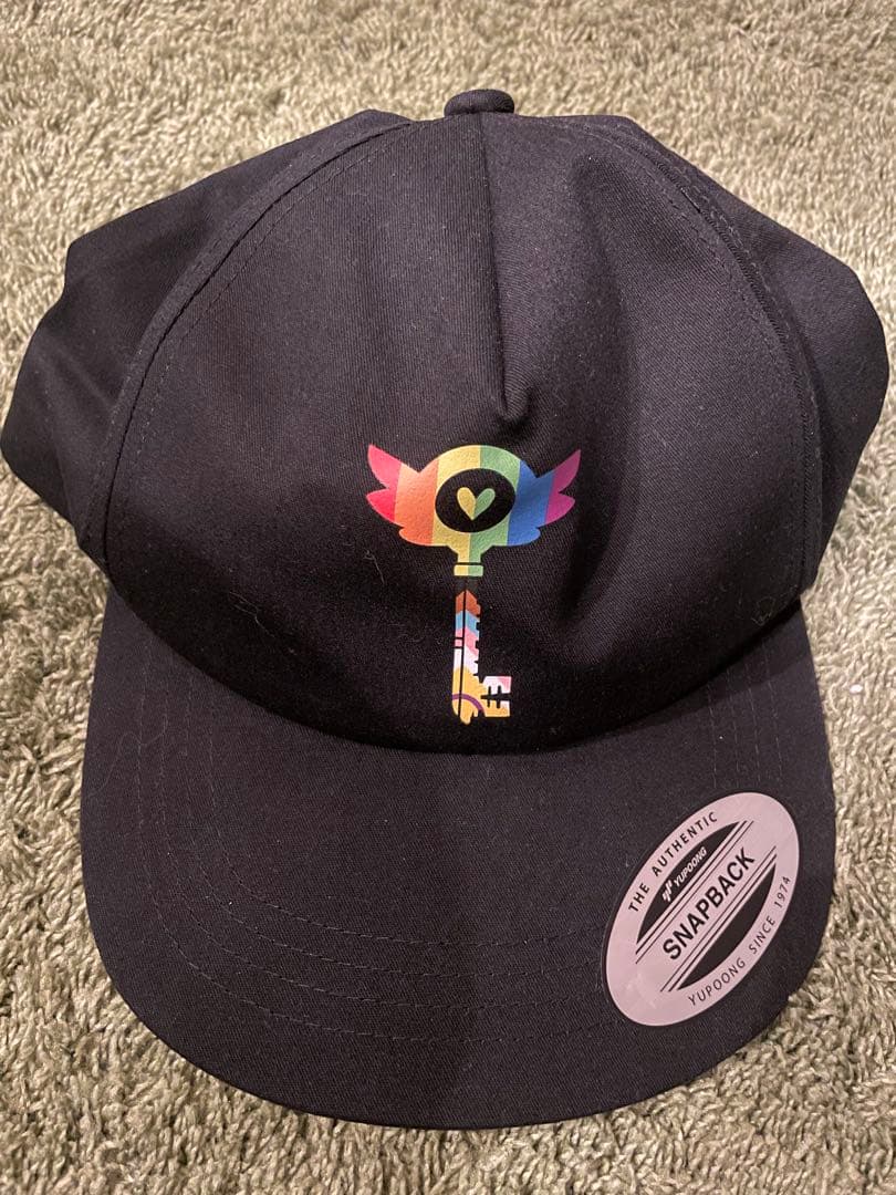 ハズビン・ホテルへようこそ プライドマンス ロゴ キャップ SBM ロゴキャップ | ソニーミュージック公式オンラインショップ