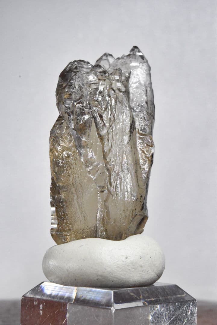 パキスタンスカルドゥHashupi産 ライトスモーキーエッチングクォーツ