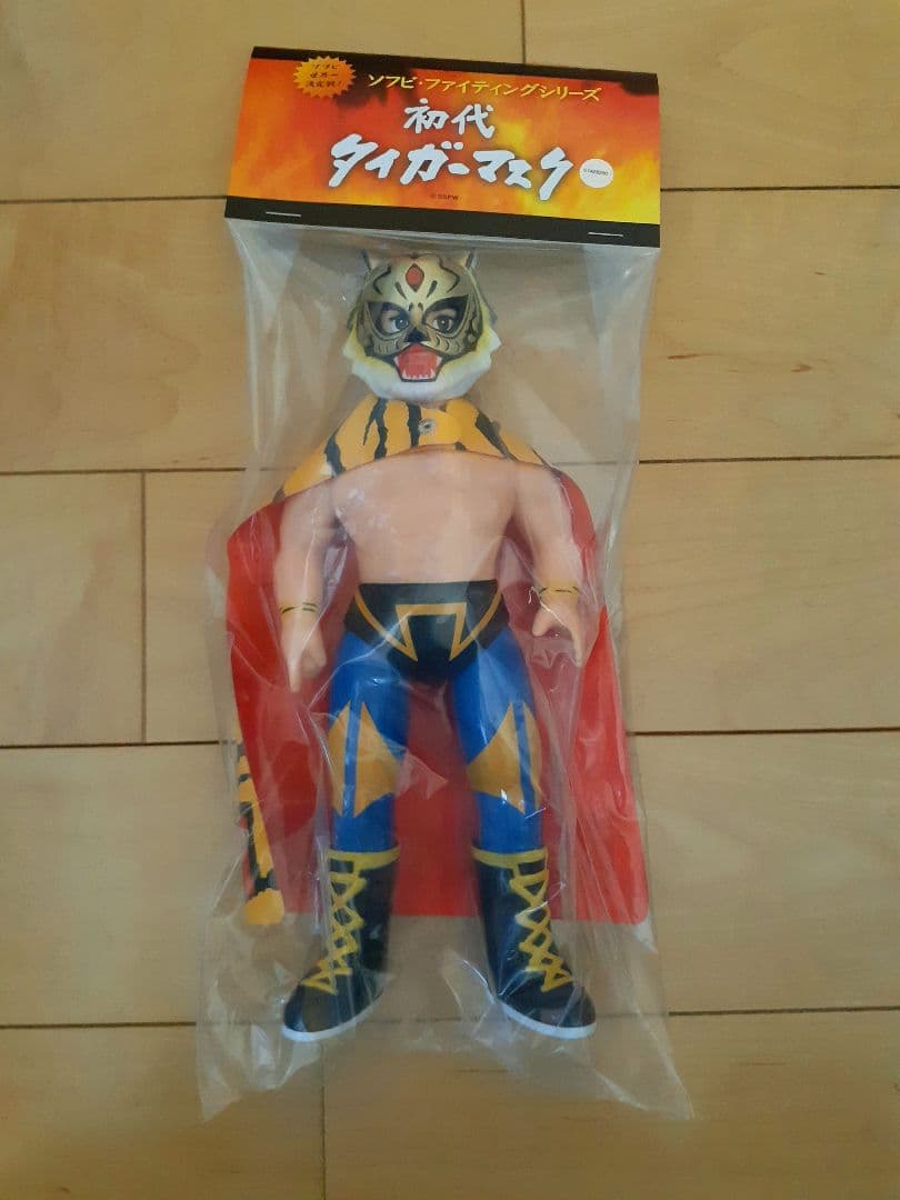 新品未開封！]初代タイガーマスク牙付き金マスクソフビ - メルカリ