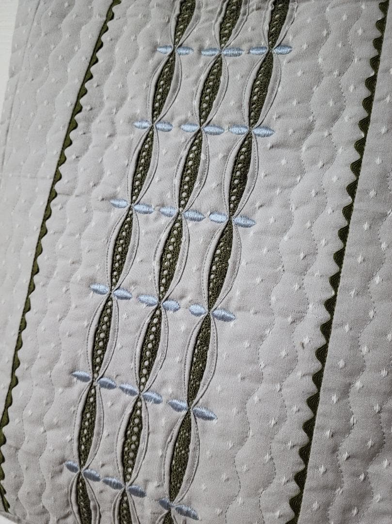 バイアス細工のバック　書類やテキストがいっぱい入ります　パッチワークバック