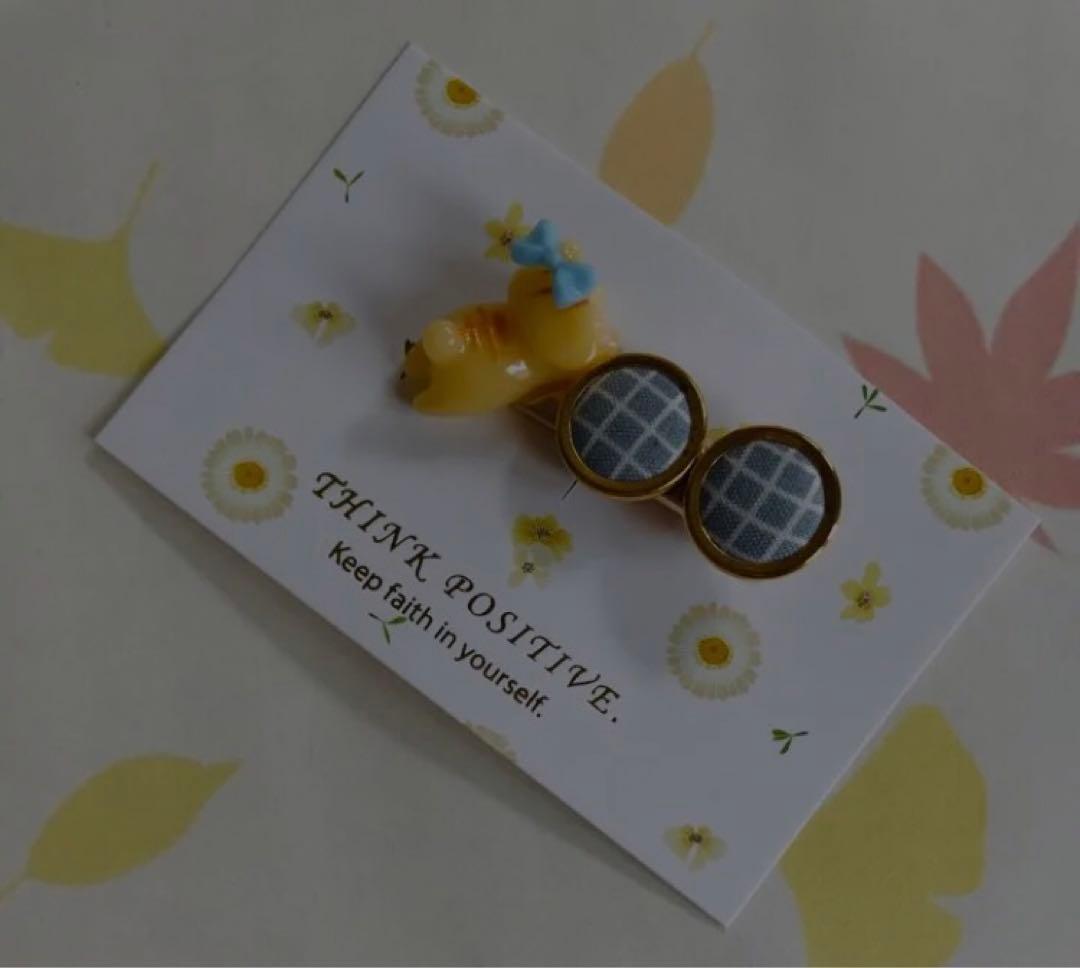 ぐでねこチャンとチェック柄ボタン　くすみ　ブルー　ヘアクリップ　トラネコ