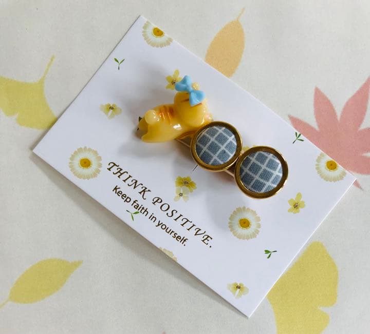 ぐでねこチャンとチェック柄ボタン　くすみ　ブルー　ヘアクリップ　トラネコ