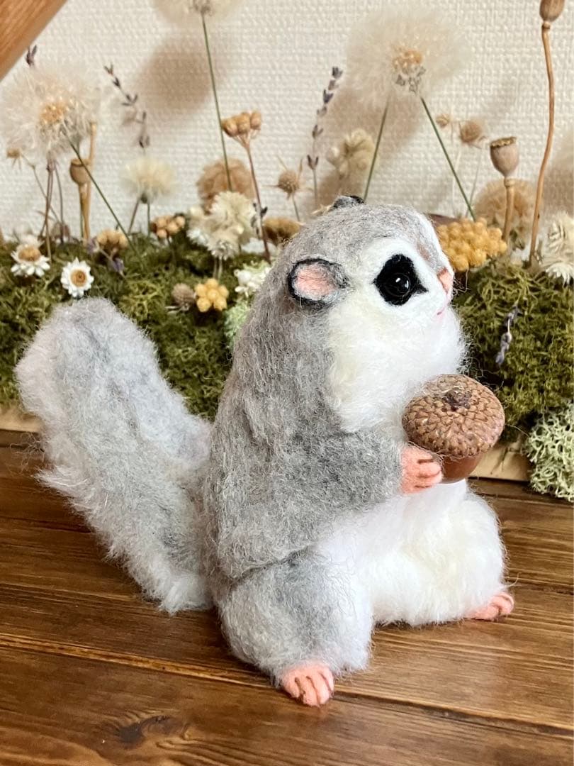 羊毛フェルト　エゾモモンガ(どんぐり)