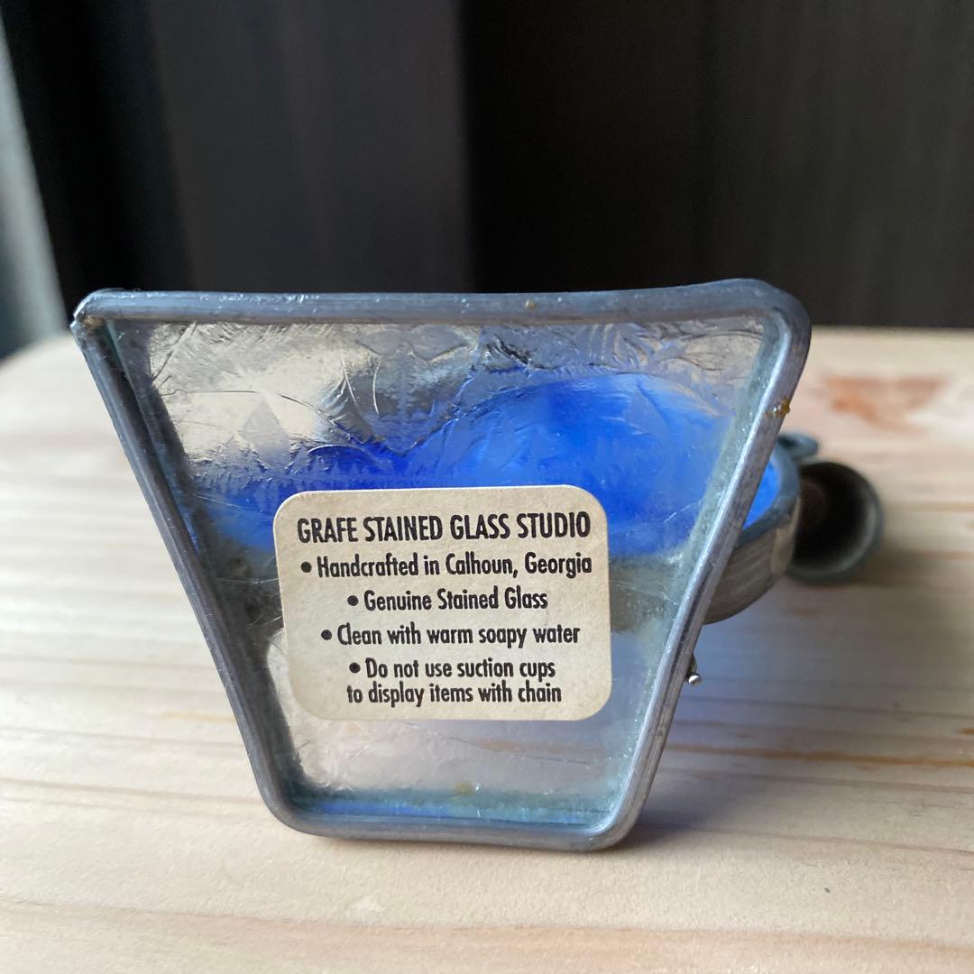 青いステンドグラスの天使