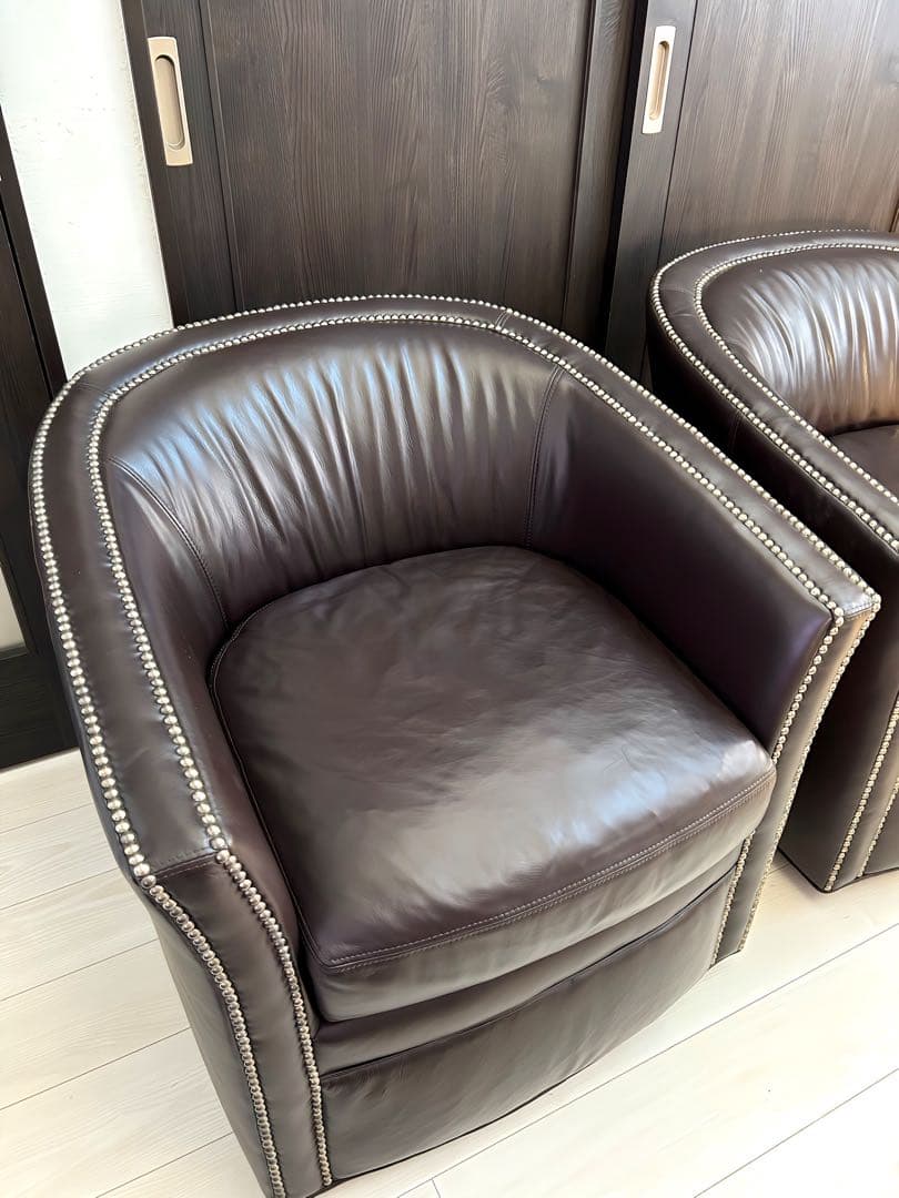 売り切りセール！二脚セットスタイリッシュな鋲打ち本革回転チェア　一脚の定価40万