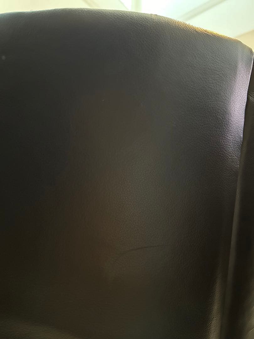 売り切りセール！二脚セットスタイリッシュな鋲打ち本革回転チェア　一脚の定価40万