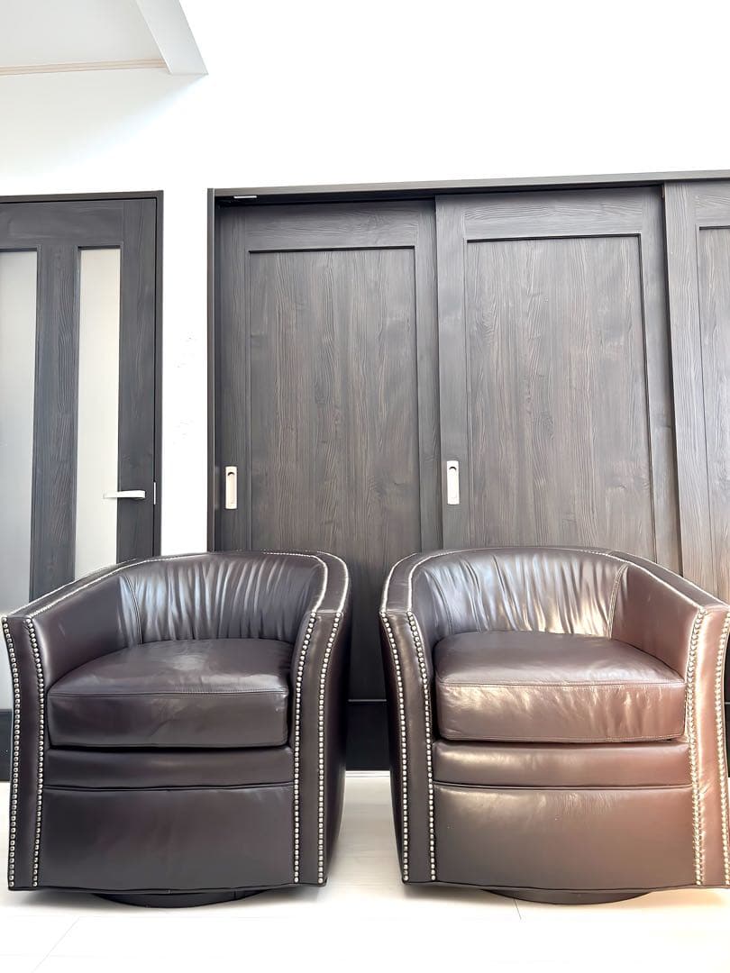 売り切りセール！二脚セットスタイリッシュな鋲打ち本革回転チェア　一脚の定価40万