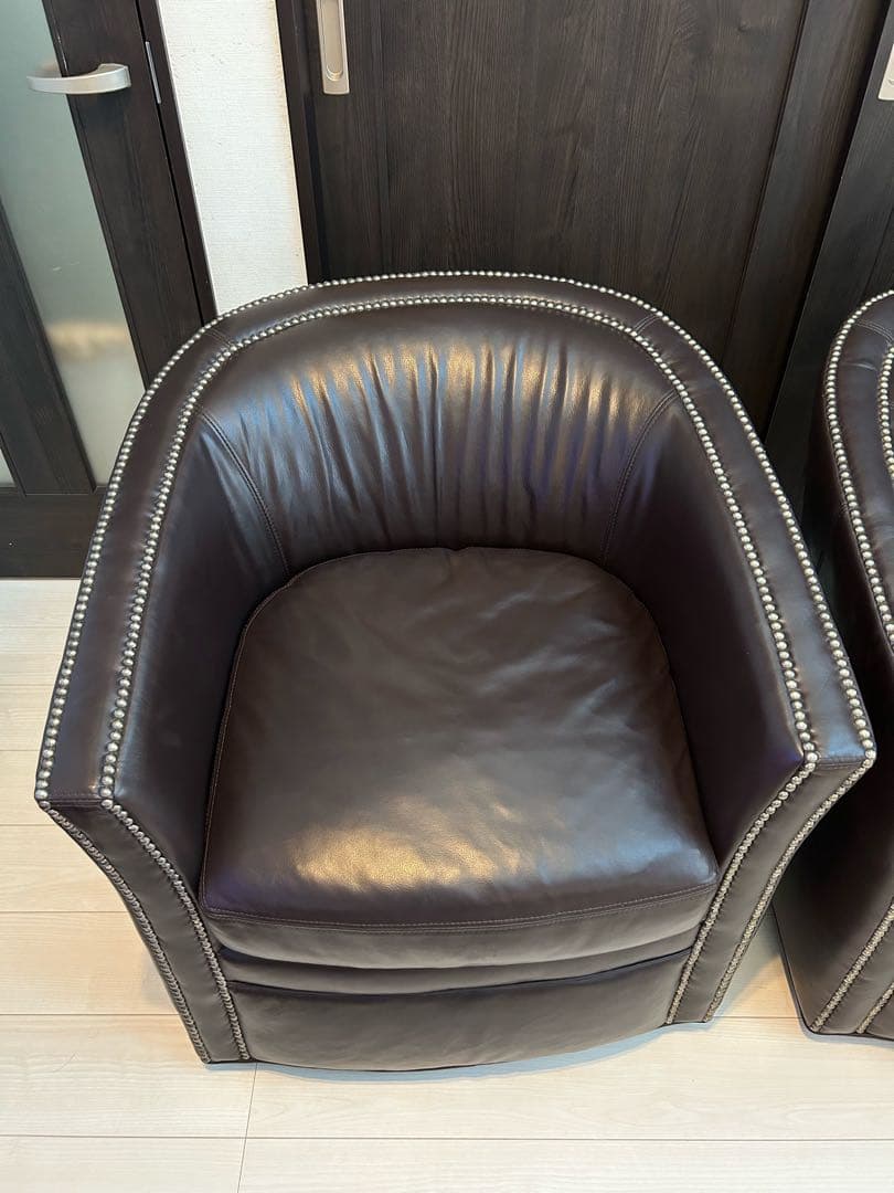 売り切りセール！二脚セットスタイリッシュな鋲打ち本革回転チェア　一脚の定価40万