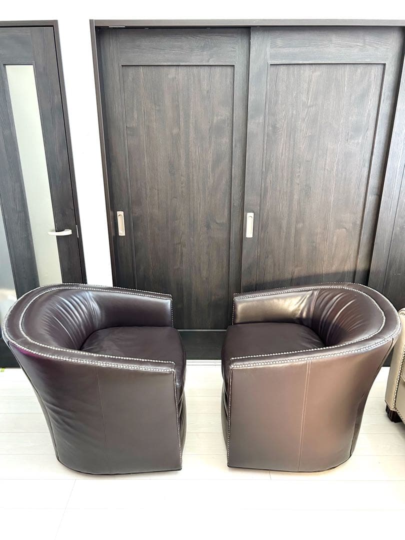 売り切りセール！二脚セットスタイリッシュな鋲打ち本革回転チェア　一脚の定価40万