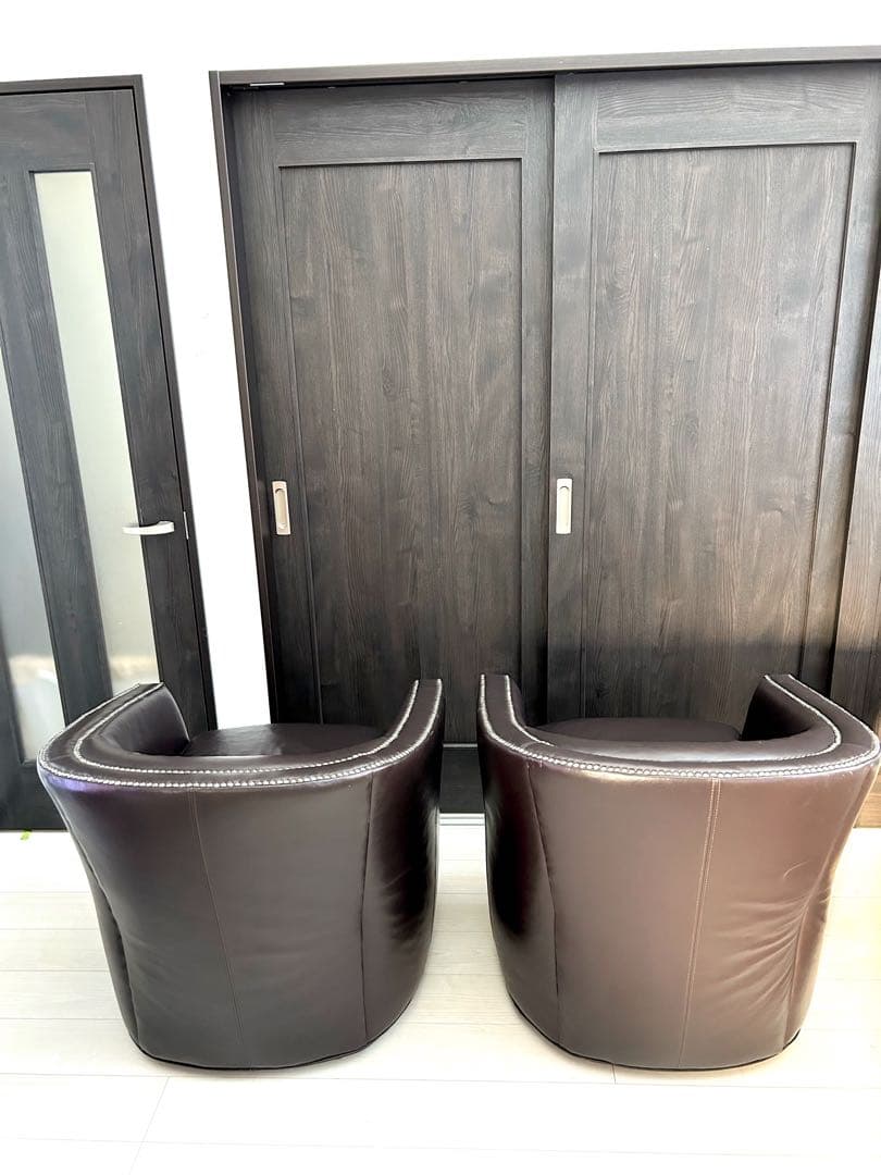 売り切りセール！二脚セットスタイリッシュな鋲打ち本革回転チェア　一脚の定価40万