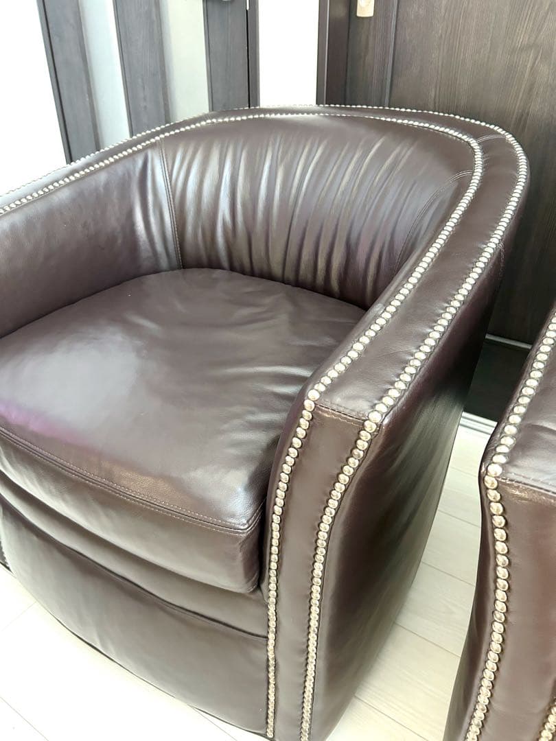 売り切りセール！二脚セットスタイリッシュな鋲打ち本革回転チェア　一脚の定価40万