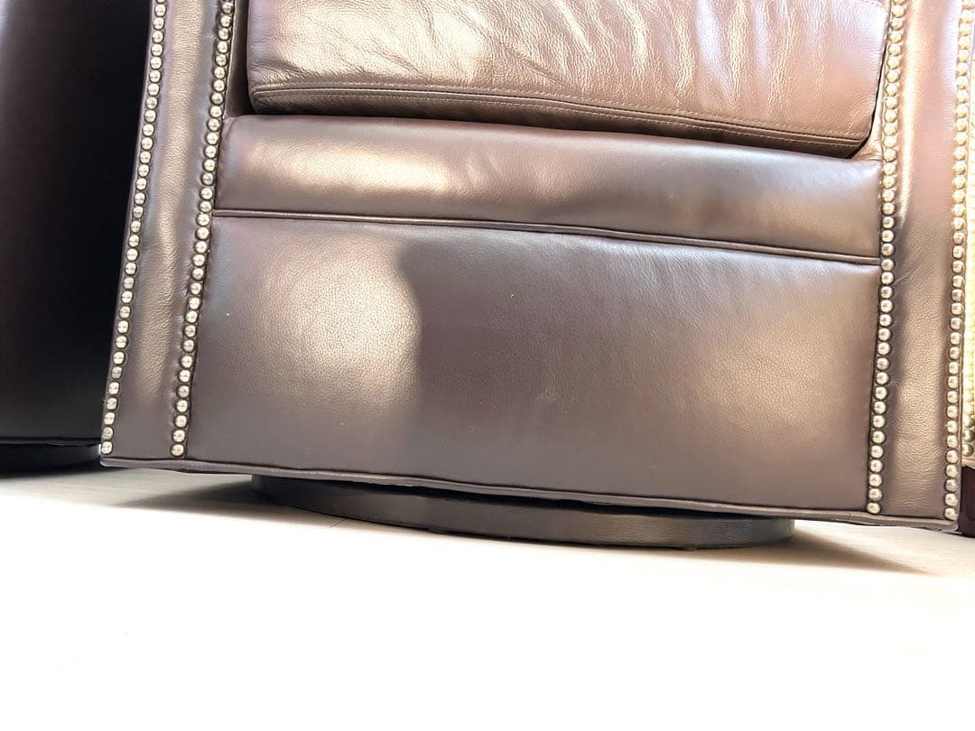 売り切りセール！二脚セットスタイリッシュな鋲打ち本革回転チェア　一脚の定価40万