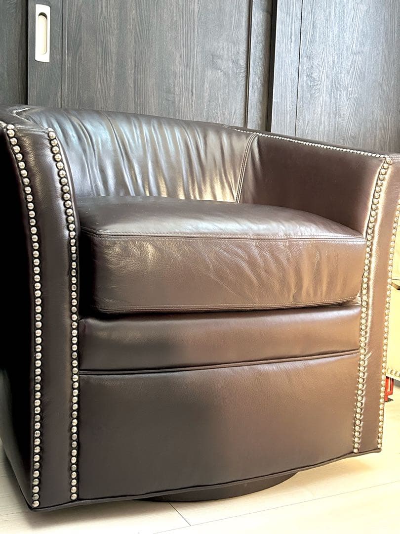 売り切りセール！二脚セットスタイリッシュな鋲打ち本革回転チェア　一脚の定価40万
