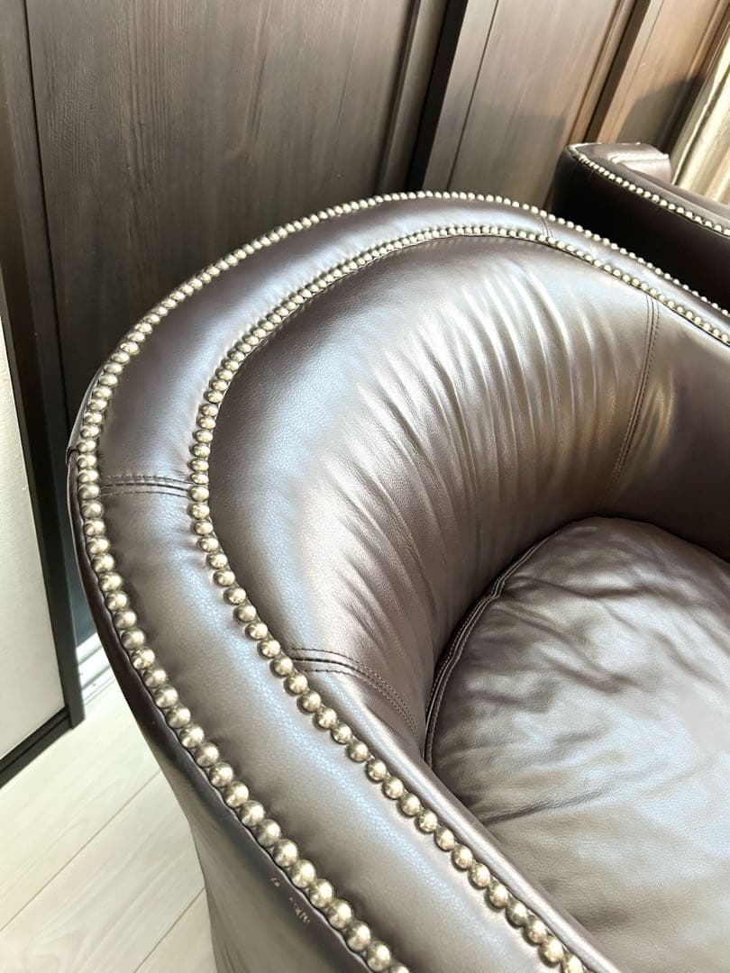 売り切りセール！二脚セットスタイリッシュな鋲打ち本革回転チェア　一脚の定価40万