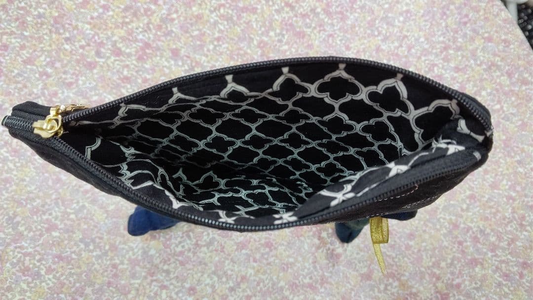 ハンドメイド ポーチ 黒地 マルチーズ柄