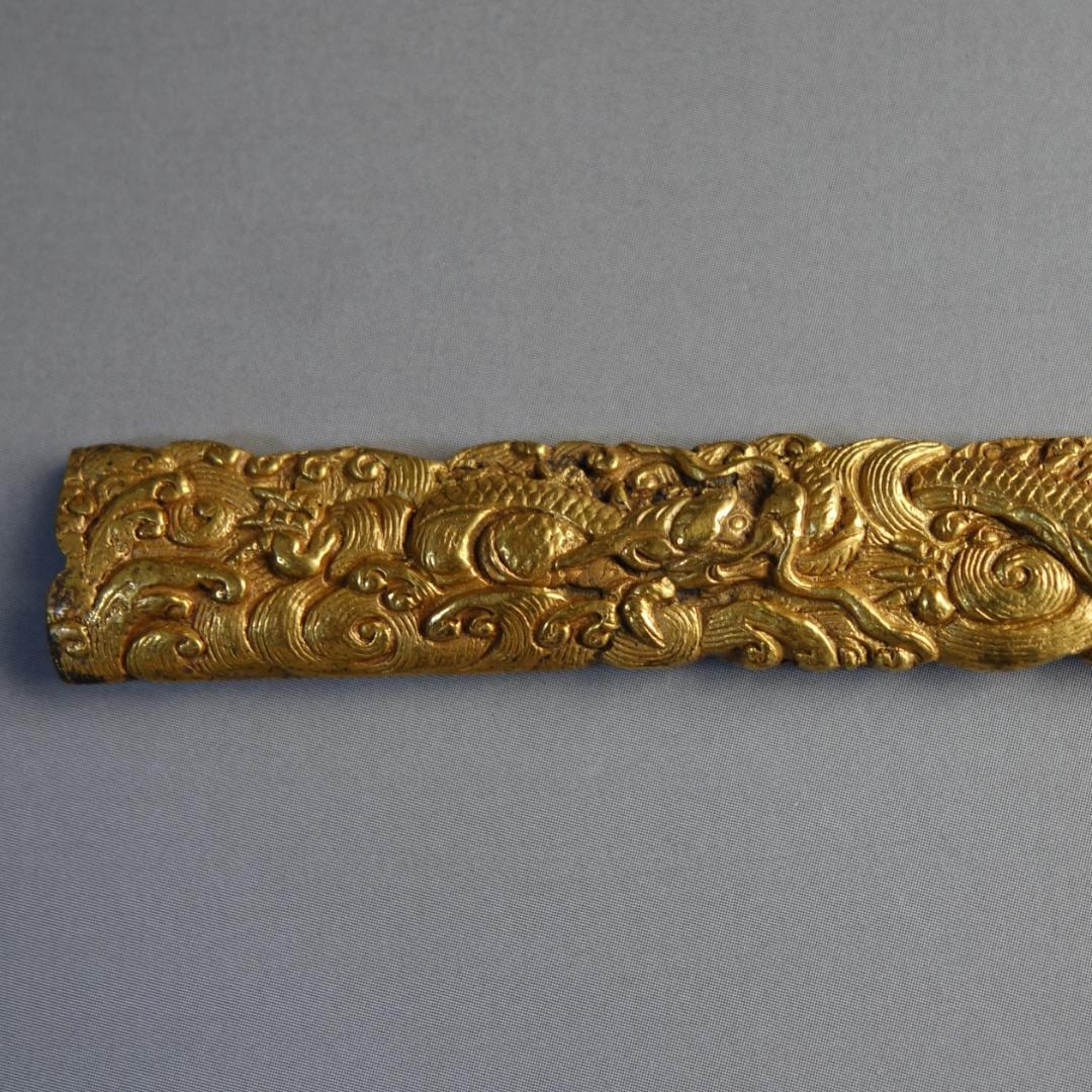 【波龍図小柄 銅地 高肉彫 鍍金】 鍔 鐔 小柄 刀装具 骨董 アンティーク