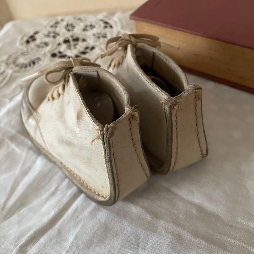 アンティーク　白い革のベビーシューズ