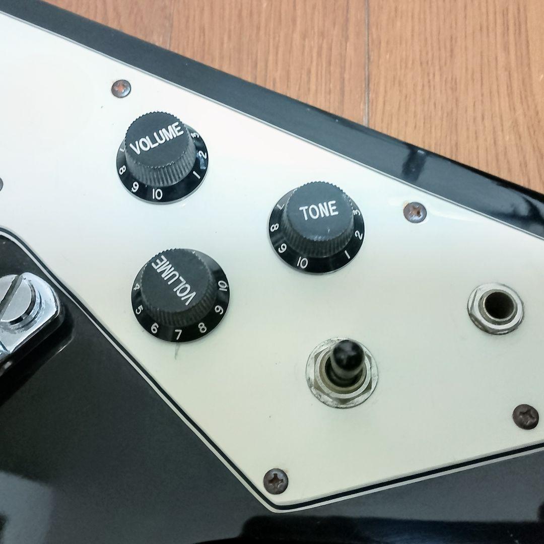 Monsty　FLYING V タイプ　エレキギター　　弦は新品に交換済み！