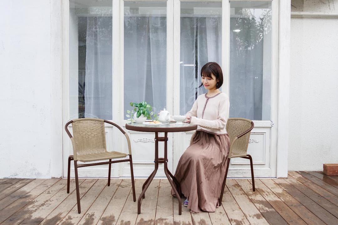 リラックス空間を美しく演出　屋外　机　ガラス　テーブル