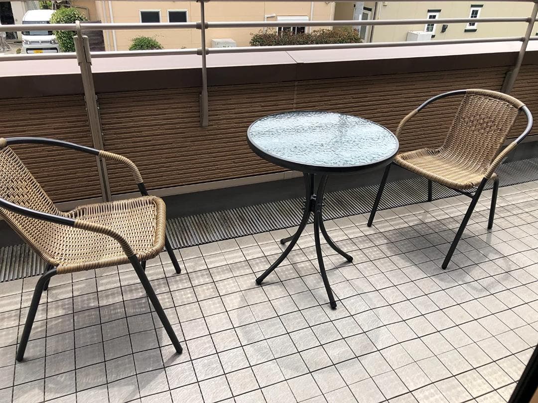 リラックス空間を美しく演出　屋外　机　ガラス　テーブル