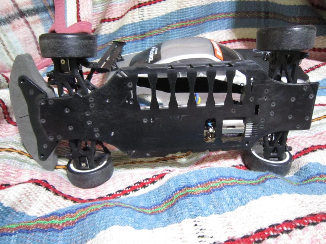 ヴォル　Yokomoって書いてあるラジコンカー　機械とかカバー付いてます