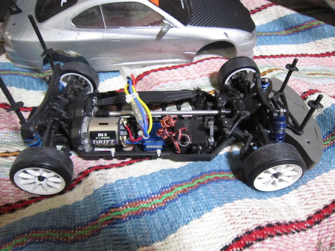 ヴォル　Yokomoって書いてあるラジコンカー　機械とかカバー付いてます