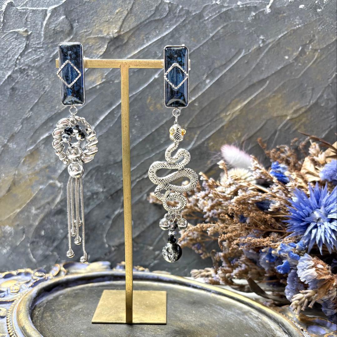 190 ブルー✖︎ブラックレジンカボション＆蛇チャーム　ピアスorイヤリング