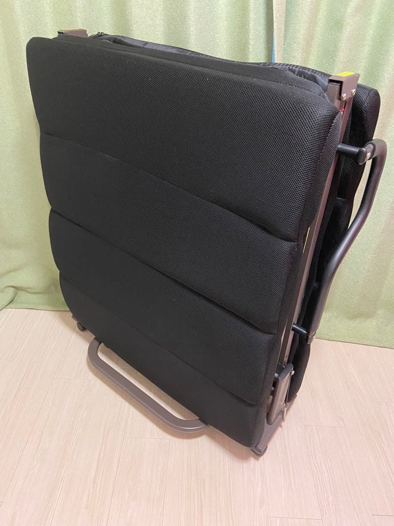 黒い折りたたみベッド キャスター付き