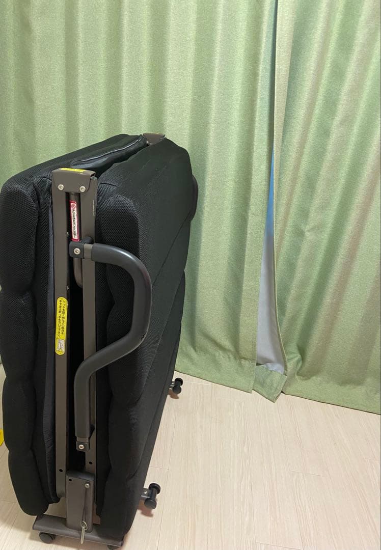 黒い折りたたみベッド キャスター付き