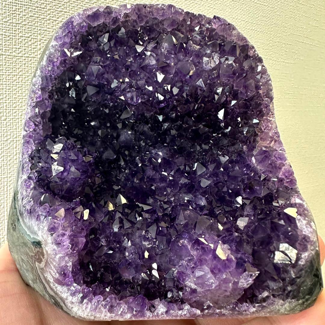 【金運】絶品❣️濃紫の煌めき☆アメジストドーム☆キラキラ☆パワーストーンA891