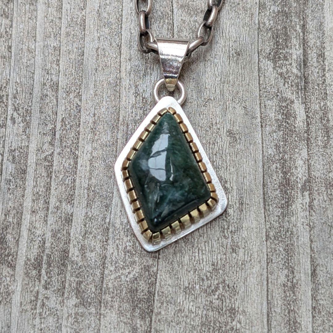 ハンドメイドの糸魚川翡翠トップ　ネックレストップ　インディアンジュエリー風