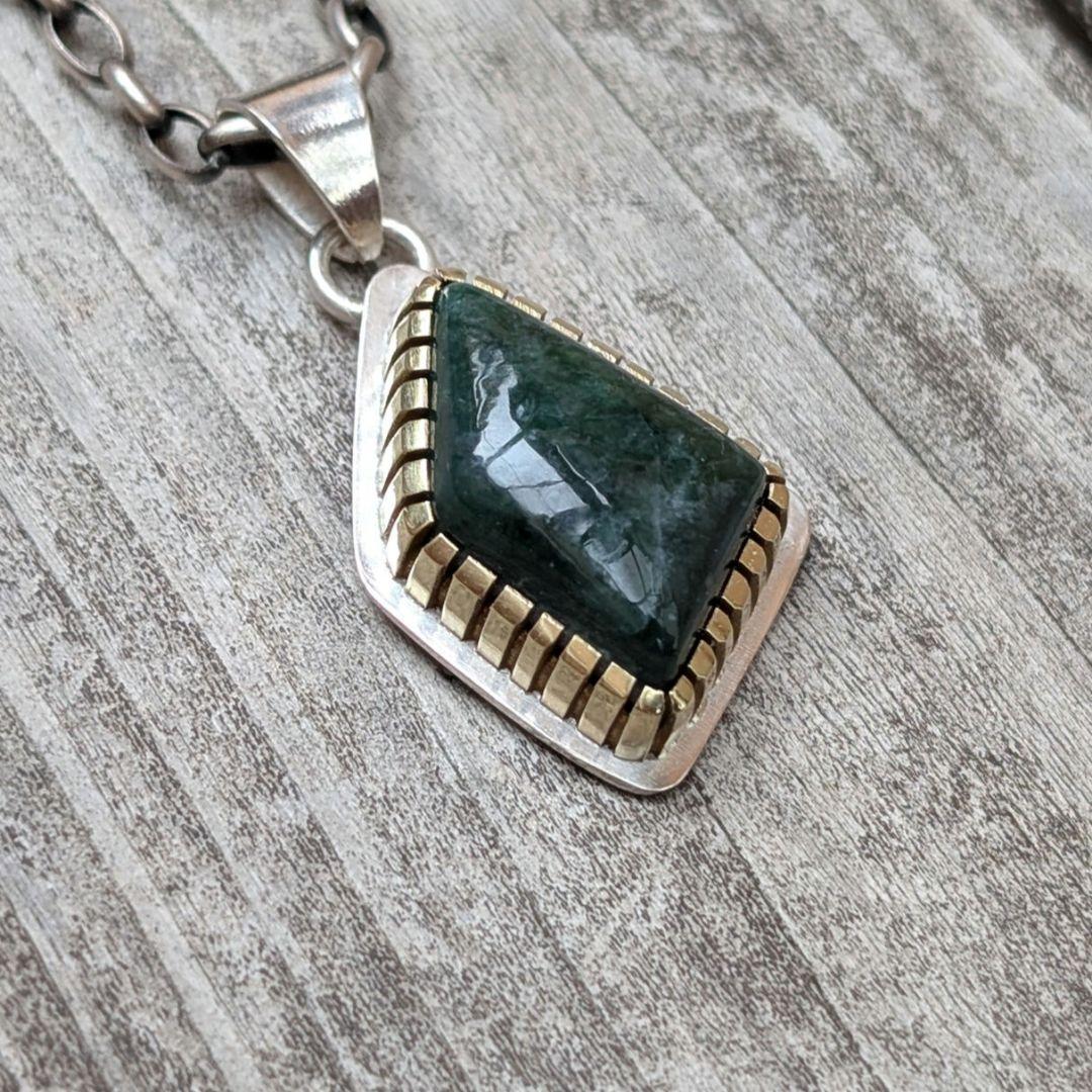 ハンドメイドの糸魚川翡翠トップ　ネックレストップ　インディアンジュエリー風