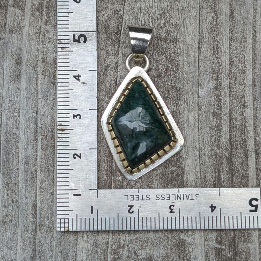 ハンドメイドの糸魚川翡翠トップ　ネックレストップ　インディアンジュエリー風