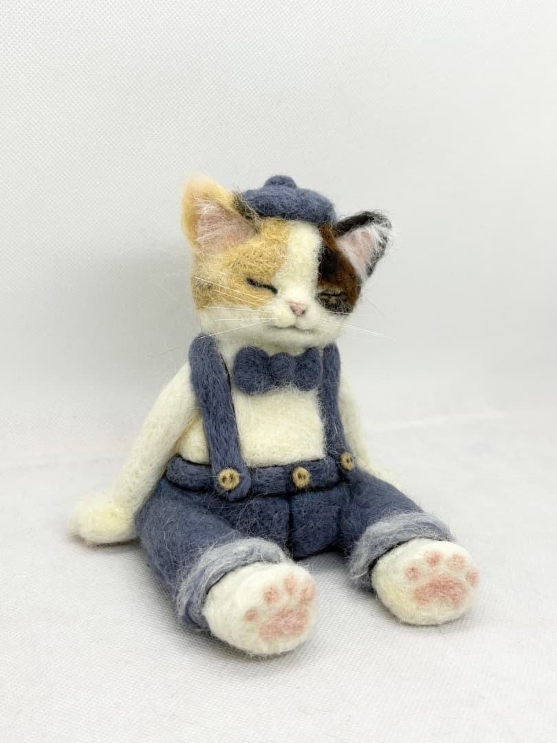 A猫 羊毛フェルト　寝てるのかな？三毛猫アートドール【ハンドメイド 羊毛フェルト